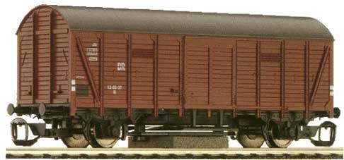 Track cleaning car based on the box car<br /><a href='images/pictures/Tillig/95291.jpg' target='_blank'>Full size image</a>